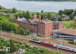 Vor dem denkmalgeschützten Gebäude der Alten Mühle dieselt 218 315 (mit 101 074) vor IC 2262 aus dem Bahnhof Bad Kleinen.  (29.08.2025) <i>Foto: Joachim Schmidt</i>