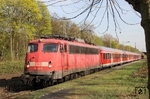 Eines der letzten Einsatzgebiete der Kölner 110er sind die Verstärkungszüge auf der RE 5-Linie. Hier ist 110 410 vor RB 30524 (Düsseldorf - Wesel) im Bahnhof Dinslaken eingetroffen. (06.04.2011) <i>Foto: Joachim Bügel</i>