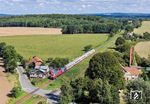 218 345 (mit 101 115) brummt vor dem umgeleiteten IC 2263 nach Hamburg durch den Bahnhof Grieben (Meckl). (08.09.2025) <i>Foto: Joachim Schmidt</i>