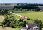 Aus Menzendorf kommend nähert sich 218 390 (mit 101 063) vor IC 2262 nach Ostseebad Binz dem Bahnhof Grieben (Meckl). (08.09.2025) <i>Foto: Joachim Schmidt</i>