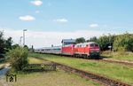 218 390 führt den IC 2262 nach Ostseebad Binz mit der ursprünglichen Zuglok 101 063 durch Grieben (Meckl). (08.09.2025) <i>Foto: Joachim Schmidt</i>