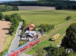 Ohne Halt rauscht 218 401 mit dem RE 56857 nach Bad Kleinen durch den Bahnhof Grieben (Meckl), in dem eine Baumaschine die Zugkreuzung abwarten muss. (08.09.2025) <i>Foto: Joachim Schmidt</i>