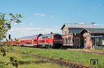 Nicht nur der Start des Ersatzverkehrs zwischen Lübeck und Rostock verlief etwas holprig, da einige Züge deutlich verspätet unterwegs waren. Die Wendezeiten von ca. 10 Minuten in Lübeck und Bad Kleinen ließen auch keinen Raum, eine einmal eingefahrene Verspätung wieder zu egalisieren. Immer wieder wurden Zugpaare gestrichen, da diese schon fast im Takt des nächsten Zuges unterwegs waren. Auch die Baureihe 218 zeigte sich nicht immer zuverlässig. So blieben mindestens drei Maschinen (218 307, 218 315 und 218 497) in den ersten Wochen auf der Strecke. Ersetzt wurden die ausgefallenen Dosto-Züge meist durch 623-Doppeleinheiten. 218 409 schiebt hier den RE 56858 nach Lübeck durch den Bahnhof Grieben (Meckl). (08.09.2025) <i>Foto: Joachim Schmidt</i>