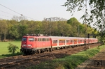 Wiederum ein Verstärkungszug auf der NRW-Linie RE 5 mit 110 418 vor RB 30530 (Düsseldorf - Wesel) bei Oberhausen-Sterkrade. (19.04.2011) <i>Foto: Joachim Bügel</i>