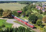 218 409 fährt mit RE 56855 nach Bad Kleinen über den Bü des Questiner Wegs in Grevesmühlen ein. An dem kleinen Bahnwärterhaus vorbei führte früher die Bahnstrecke nach Klütz mit dem Gleisanschluss des Volkseigenen Erfassungs- und Aufkaufbetriebs (VEAB), der die festgelegten Planmengen landwirtschaftlicher Produkte aufkaufte, um so den privaten Landwarenhandel auszuschalten. (08.09.2025) <i>Foto: Joachim Schmidt</i>