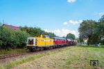 211 015 der H.F. Wiebe GmbH & Co. KG Nienburg (Weser) mit 215 023 (Wiebe-Lok Nr. 19) vor einem Bauzug nach Lübeck in Grevesmühlen. (08.09.2025) <i>Foto: Joachim Schmidt</i>
