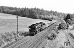 Die frisch aus Nürnberg zum Bw Hof umstationierte Neukessel-Lok 01 149 mit E 532 nach Kaiserslautern zwischen Stammbach und Falls bei Streitau. Hinter der Lok läuft der Kurswagen nach Bremerhaven-Lehe, der in Würzburg auf den D 173 übergehen wird. (08.1967) <i>Foto: Karl-Ernst Maedel</i>