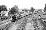 Das klassische Marktschorgast-Motiv von der Brücke der Bernecker Straße aus fotografiert. 01 202 rollt ohne Kraftanstrengung vor E 532 (Hof - Kaiserslautern) talwärts durch den Bahnhof. (08.1967) <i>Foto: Karl-Ernst Maedel</i>