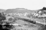 Ein weiterer Klassiker war dieser Blick auf das Örtchen Heigenbrücken. E 10 159 (Bw Frankfurt/M) befördert den D 258 (Wiesbaden - München). Mit der Inbetriebnahme der Neubaustrecke zur Umfahrung der Schwarzkopftunnels entstand hier eine völlig neue Streckenführung. Heute befindet sich hier der P&R-Parkplatz des neuen Haltepunktes Heigenbrücken mit dem Rettungsplatz des Falkenbergtunnels.  (15.10.1961) <i>Foto: Karl-Ernst Maedel</i>