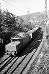 E 94 277 (Bw Aschaffenburg) hat mit einem Güterzug nach Würzburg soeben den Bahnhof Heigenbrücken, den höchsten Punkt der Spessartrampe durchfahren. Das Wappen des Ortes ziert übrigens bis heute eine Darstellung des Portals des Schwarzkopftunnels, der mit dem Neubau der Spessartrampe am 15. Juni 2017 außer Betrieb ging. (15.10.1961) <i>Foto: Karl-Ernst Maedel</i>