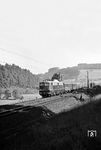 Zwischen Wiesthal und Heigenbrücken befördert E 10 198 vom Bw Frankfurt/M-1 den D 263 "Jugoslavia-Express" (Athen - Den Haag). Die Neubauloks der Baureihe E 10 stellten zu jener Zeit das Rückgrat des DB-Fernverkehrs auf den elektrifizierten Strecken dar. (15.10.1961) <i>Foto: Karl-Ernst Maedel</i>