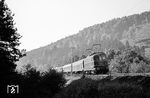 E 10 005, eine der fünf Vorserien-E 10, bespannt den F 22 "Rheinpfeil" nach München bei Wiesthal im Spessart. (15.10.1961) <i>Foto: Karl-Ernst Maedel</i>