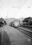 Den Abschluss der sonntäglichen Fototour bildete die Rückfahrt nach Aschaffenburg mit einem VT 98, der als Nt 4353 in Wiesthal einfährt. In Aschaffenburg hatte Familie Maedel dann Anschluss an den D 303 nach Frankfurt/M. (15.10.1961) <i>Foto: Karl-Ernst Maedel</i>