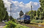 TRI 110 428 überführt einen Dosto-Steuerwagen als DLr 26798 nach Berlin-Ruhleben in Solingen-Ohligs. (12.09.2025) <i>Foto: Joachim Bügel</i>