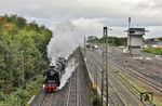 Nach ihrer planmäßigen Revision im Eisenbahnmuseum Dieringhausen war 012 104 am 13. September 2025 erstmalig wieder im Sonderzugeinsatz. Mit DPE 74200 von Goch nach Cochem kachelt sie am Bayerbahnhof in Dormagen vorbei. (13.09.2025) <i>Foto: Joachim Bügel</i>