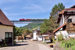 Über den Dächern von Epfenhofen brummt 212 261 mit Sonderzug WTB 32 auf dem 264 Meter langen Epfenhofener Viadukt. (06.09.2025) <i>Foto: Zeno Pillmann</i>