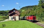 212 261 fährt mit Sonderzug WTB 34 nach Blumberg-Zollhaus durch den unbesetzten Bahnhof Epfenhofen. Im Hintergrund befindet sich das Biesenbach-Viadukt. (06.09.2025) <i>Foto: Zeno Pillmann</i>