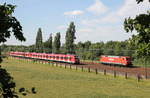 Die Baureihe 422 soll nach und nach die lokbespannten Züge im S-Bahnnetz von NRW ersetzen. Einen Vorgeschmack bekamen 2011 die Fahrgäste auf der Zusatzlinie S 68 (Düsseldorf - Langenfeld). Auf dem Ferngleis zieht gerade 152 100 an dem Zug vorbei. (30.05.2011) <i>Foto: Joachim Bügel</i>