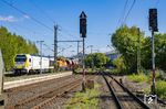 Am 30.04.2025 blieb ein Schotterzug zwischen Neumünster und Nortorf liegen. Damit war die Strecke in Richtung Norden blockiert. Hinter dem Schotterzug stand ein Eurocity mit dem Ziel Kopenhagen, es ging weder vor noch zurück. Da vor Jahren viele Weichen und Überholgleise abgebaut wurden, gab es keine Möglichkeit den Schotterzug an die Seite zu nehmen. Nach einigen Stunden (!) kam eine Voith-Maxima (263 005 der STRABAG) zur Hilfe und schleppte den Zug nach Rendsburg (Foto). Wegen der Hilfslok war zwischenzeitlich die gesamte Strecke dicht, da sie aus Süden kommend auf dem falschen Gleis zu dem liegengebliebenen Zug fahren musste. (30.04.2025) <i>Foto: Thorsten Eichhorn</i>