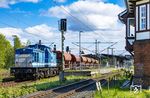 Während früher im Bahnhof Rendsburg die Loks aus Richtung Süden direkt an den Zug fahren konnten, ist heute erheblicher Rangieraufwand nötig. So gestaltete sich am 30. April das Rangieren wie folgt: Defekte Lok mit den Schotterwagen aus Gleis 5 nach Gleis 2, defekte Lok zurück ins Gleis 5. Aus Gleis 5 Richtung Norden, dann durch Gleis 1 Richtung Süden. Anschließend vor die Wagen in Gleis 2, und von dort Ausfahrt in Richtung Neumünster. Man gönnt sich ja sonst nichts. (30.04.2025) <i>Foto: Thorsten Eichhorn</i>