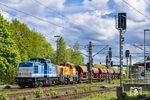 Spitzke V 100-SP-001 (ex DR 110 846) rangiert die defekte BBL-Lok vor dem Schotterzug in Rendsburg. (30.04.2025) <i>Foto: Thorsten Eichhorn</i>