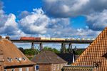 Ein amerikanischer Militärzug mit 185 227 über den Dächern von Rendsburg. (03.07.2025) <i>Foto: Thorsten Eichhorn</i>