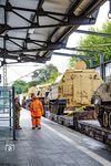 Am 06. Juli 2025 verursachte diese offene Luke eines amerikanischen Panzers eine mehrstündige Streckensperrung im Norden. Im Bahnhof Rendsburg wurde der Dgm gestellt. Wegen der Nähe zur Fahrleitung konnte man die Klappe nicht einfach wieder schließen. Wir sind also bestens auf den Verteidigungsfall vorbereitet... (06.07.2025) <i>Foto: Thorsten Eichhorn</i>