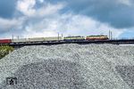 Kein neues Kunstwerk und auch keine Maßnahme zur Stabilisierung der Rendsburger Hochbrücke, sondern ein geschickt in Szene gesetzter Schotterberg. Über die 68 m hoche Brücke rollen 181 215 und 181 211 der Martin Schlünß Eisenbahnlogistik Wankendorf (SEL) mit einem Containerzug. (01.08.2025) <i>Foto: Thorsten Eichhorn</i>