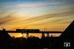 Abendstimmung über der Rendsburger Hochbrücke mit einem erixx 526, der als NBE 11933 nach Kiel die Brücke befährt. (03.07.2025) <i>Foto: Thorsten Eichhorn</i>