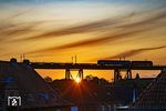 Im letzten Abendlicht fährt ein Güterzug über die Rendsburger Hochbrücke. (03.07.2025) <i>Foto: Thorsten Eichhorn</i>