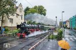 Wegen einer Fehlleitung in Köln hatte der DPE 74200 in Bonn eine Verspätung von 45 Minuten. Statt den Sonderzug in Köln Süd planmäßig an den Bahnsteig zu fahren, wurde er über die Güterzuggleise geleitet. Die wartenden Fahrgäste konnten dann mit der RB 48 nach Hürth-Kalscheueren hinterherfahren, wo der Sonderzug wartete. (13.09.2025) <i>Foto: Joachim Schmidt</i>
