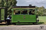 Die am 1. April 1893 eröffnete Dürener Dampfstraßenbahn AG erwarb im August 1893 als vierte Lokomotive die Kastenlok "RUR" bei Henschel in Cassel. Die Lok besaß eine Kondensateinrichtung, um den Dampfaustritt zu verringern, damit bei der Vorbeifahrt an Fuhrwerken die Pferde nicht scheuten. Der Nachteil der Einrichtung war, dass die Anfachung des Feuers entfiel. Daher wurde bei vielen Bahngesellschaften die Kondensateinrichtung abgebaut. Bei der Dürener Dampfstraßenbahn AG blieben die Kondensateinrichtungen auf den Lokomotiven bis zu ihrer Ausmusterung installiert. In Schierwaldenrath wird Lok 4 "RUR" zu ihrer Jungfernfahrt an den Museumszug gekuppelt. (12.09.2025) <i>Foto: Zeno Pillmann</i>
