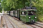 Nachdem die mittlerweile in Dürener Eisenbahn AG umbenannte Dampfstraßenbahn AG elektrifiziert worden war, wurde die Lok 4 "RUR" am 16. Juni 1942 an die in Birkesdorf ansässig Papierfabrik F. H. Schoeller GmbH verkauft, die im folgenden Jahr die Lokomotive auf feuerlosen Betrieb umbaute. Die Dampfspeicherlok war bis Ende der 1960er Jahre im Einsatz. Nach ihrem Ausscheiden wurde sie im Oktober 1972 der Interessengemeinschaft Historischer Schienenverkehr e.V. übergeben. Dieser Verein führte seit 1971 auf der ehemaligen Geilenkirchener Kreisbahn einen Museumsbahnbetrieb durch. Hier ist die wiederaufgearbeitete Lok 4 RUR auf ihrer ersten Fahrt in Birgden unterwegs. (12.09.2025) <i>Foto: Zeno Pillmann</i>