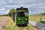 Nachdem der niederländische Kleinbahnfreund Wim Pater sich bereit erklärte, die Kosten für eine betriebsfähige Wiederaufarbeitung der Lok 4 zu übernehmen und anschließend der Interessengemeinschaft Historischer Schienenverkehr e.V. zur Verfügung zu stellen, wechselte die Lokomotive 2013 in den Besitz der Kleinbaan Servie B.V. Am 25. September 2013 begannen die Arbeiten in der Alan Keef Ltd. In Ross-on-Wye (England) und konnten 2017 abgeschlossen werden. Rahmen und das Fahrwerk wurden durch die Lokwerkstatt Bednár in Žamberk (Tschechoslowakei) hergestellt. Am 5. Juli 2025 - zwölf Jahre nach Beginn der Aufarbeitung - konnten die ersten Probefahrten durchgeführt werden. Bei Gelindchen legte die "RUR" auf ihrer Jungfernfahrt einen Fotohalt ein. (12.09.2025) <i>Foto: Zeno Pillmann</i>