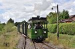 Der Zusammenbau der "RUR" erfolgte in der Werkstatt der Märkischen Museumseisenbahn e.V. in Hüinghausen. Nach der Vervollständigung der Lokomotive, zu der auch die Wiederherstellung der Kondensateinrichtung gehörte, wurde nach der Lastprobefahrt am 30. August im Sauerland die Lokomotive zur Selfkantbahn transportiert. Damit kehrte die Kastenlok als Gast in ihre alte Heimat zurück. Nachdem am 5. September eine Probefahrt auf der Selfkantbahn erfolgreich durchgeführt worden war, stand dem Einsatz der mit 126 Jahren ältesten Dampflok im Rheinland nichts mehr im Weg, die hier auf ihrer Jungfernfahrt Gillrath erreicht. (12.09.2025) <i>Foto: Zeno Pillmann</i>
