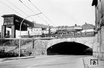 50 1770 vom Bw Münster (Westf) auf der Brücke über die Hafenstraße mit dem 1985 abgerissenen Reiterstellwerk "Mw". Die Lok ist vom Güterbahnhof zum Hauptbahnhof unterwegs. (23.02.1966) <i>Foto: Bernd Kappel</i>
