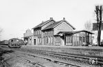 Der Bahnhof Telgte liegt an der sog. Warendorfer Bahn von Münster (Westf) über Warendorf nach Rheda-Wiedenbrück. Sie gilt als die unfallträchtigste Bahnstrecke Deutschlands. Aufgrund der hohen Anzahl an Verkehrsunfallopfern durch Missachtung der Verkehrsregeln an den technisch nicht gesicherten Bahnübergängen wird sie umgangssprachlich auch als „Westfalentöter“ bezeichnet. Im Bahnhof Telgte ist die Bahnhofs-Köf unterwegs. (18.03.1966) <i>Foto: Bernd Kappel</i>