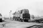 Besuch im Bw Essen Hbf, aus dem gerade die dort stationierte 65 016 ausrückt. (02.04.1966) <i>Foto: Bernd Kappel</i>