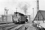 Die Kasselaner 01 1103 macht sich an der Hafenstraße auf den Weg zum Bw Münster (Westf). (13.11.1966) <i>Foto: Bernd Kappel</i>
