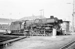 01 1103 (Bw Kassel) wendet auf der Drehscheibe im Bw Münster (Westf). Kasselaner 01.10 kamen mit dem E 487 planmäßig hierher und fuhren am späten Nachmittag mit dem E 488 wieder zurück. Besonders bekannt wurde die Zugleistung später durch die 10 001, die vom 21. März 1967 bis Anfang Januar 1968 fast täglich das Eilzugpaar bespannte. (13.11.1966) <i>Foto: Bernd Kappel</i>