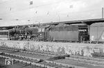 50 661 vom Bw Hamm (Westf) mit einem Güterzug in ihrem Heimatbahnhof. (23.02.1967) <i>Foto: Bernd Kappel</i>
