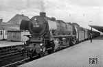 01 1090 (Bw Minden/Westf) vor einem Personenzug im Bahnhof Hamm (Westf). Die Lok war auch häufig in Diensten des BZA Minden unterwegs. (23.02.1967) <i>Foto: Bernd Kappel</i>