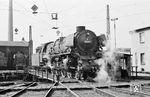01 1071 erzielte beim Bw Osnabrück Hbf, wo sie gerade gedreht wird, noch 1967/68 Tageshöchstleistungen von knapp 1000 km. Die Lok besaß bis zum Schluss die alten Fensterschirme im Führerhaus. (02.04.1967) <i>Foto: Bernd Kappel</i>