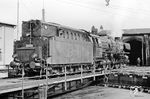 01 1071 rückt in den Schuppen ihres Heimat-Bw Osnabrück Hbf ein. (02.04.1967) <i>Foto: Bernd Kappel</i>