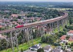 Mit dem EC 390 nach Kobenhavn befährt DSB 3225 die Rendsburger Hochbrücke. (28.08.2025) <i>Foto: Joachim Schmidt</i>