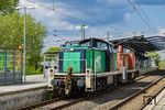 295 098 der Flex Bahndienstleistungen Leipzig (FLEX) schleppt die ebenfalls zur FLEX gehörende 295 083 ab, die schon etwas Patina angesetzt hat und nur noch als Ersatzteilspender verwendet werden soll. Wegen Brückenarbeiten in Kiel führte der Weg der Loks über Rendsburg. (03.05.2024) <i>Foto: Thorsten Eichhorn</i>