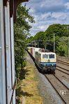 Jeden Freitag fährt ein Containerzug, der mit einer der SEL-Lokomotiven bespannt ist, durch Rendsburg. Am 12. Juli 2024 war es 181 211, die den Zug bespannte. Das Bild entstand aus dem ehemaligen Wärter-Stellwerk "Rn" direkt am Rendsburger Bahnhof. Es war im Mai 1983 durch neue Technik ersetzt und für den Bahnbetrieb somit entbehrlich geworden. Kurz vor dem Abriss des Stellwerkes übernahm Thorsten Eichhorn für den Verein Rendsburger Eisenbahnfreunde für eine D-Mark das Stellwerk. Das Gebäude wurde in vielen Arbeitsstunden unter der Leitung von Werner Hansen restauriert und u.a. als Werkstatt und Vereinshaus genutzt. (12.07.2024) <i>Foto: Thorsten Eichhorn</i>
