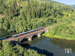 Ein VIAS ET 22 befährt als RB 31342 (Hagen - Siegen) die Lennebrücke bei Werdohl. (11.08.2025) <i>Foto: Joachim Schmidt</i>