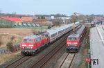Begegnung im Bahnhof Niebüll zwischen IC 2311 "Nordfriesland" (Westerland/Sylt - Stuttgart) mit 218 366 und 218 345 und der rangierenden 218 344. (17.03.2017) <i>Foto: Joachim Schmidt</i>