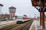 Der kurioseste Personenzug der DB war wohl der "Sylt Shuttle plus", der seit 2015 zwischen Westerland (Sylt) und Bredstedt verkehrte, nur um Wettbewerbern Trassen über den Hindenburgdamm streitig zu machen. Meist war ein Triebwagen der Baureihe VT 628 zwischen Westerland (Sylt) und Niebüll an den Sylt-Shuttle der DB angekuppelt, mit aufwendigen Rangiermavövern in beiden Bahnhöfen. Die durchschnittliche Auslastung des "Sylt Shuttle plus" lag bei nur 1,5 Reisenden pro Zug. Im Rahmen einer Überführungsfahrt fahren hier ausnahmsweise drei 628-Einheiten solo aus Westerland kommend in Niebüll ein. Mit dem Fahrplanwechsel im Dezember 2024 zog die Deutsche Bahn endlich den Stecker für die unwirtschaftliche Verbindung. (17.03.2017) <i>Foto: Joachim Schmidt</i>